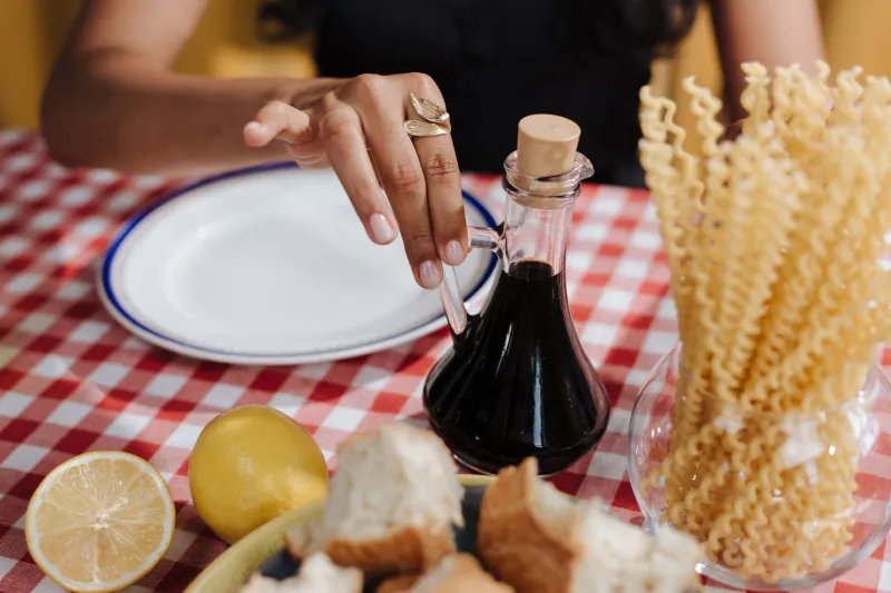 L'Aceto di Vino Campano: Il Tesoro Dimenticato che Dà Anima alla Cucina Napoletana