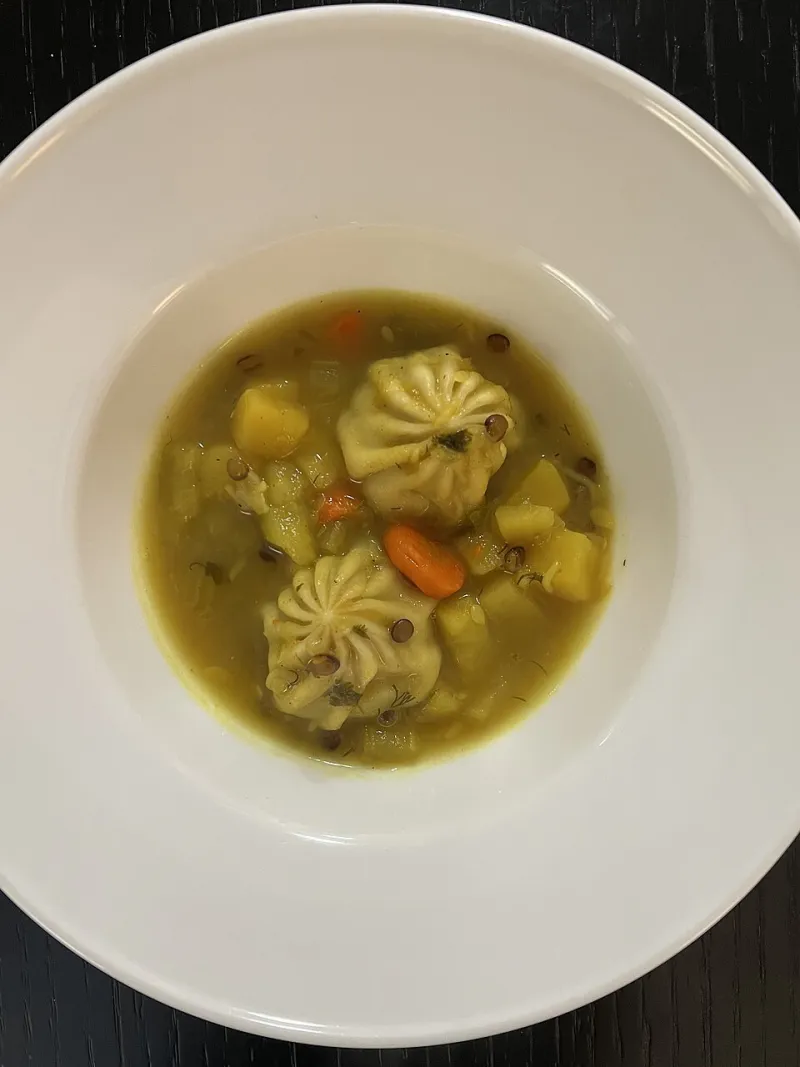 Brodo di Gallina alla Napoletana: Il Rimedio Antico Che Scalda il Cuore e Mette d'Accordo Tre Generazioni