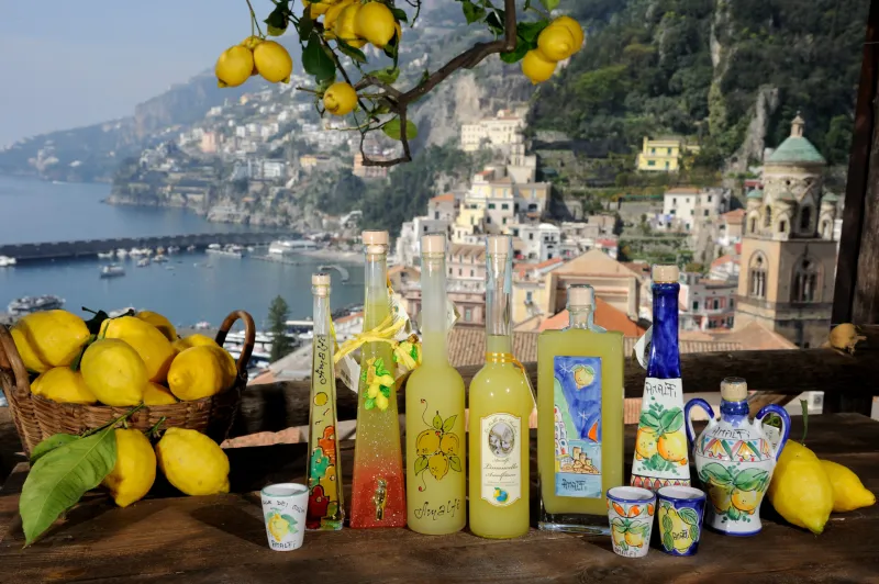 Il Limoncello Napoletano: Origini Conventuali, Limoni d'Oro e il Segreto per Farlo in Casa Come una Volta