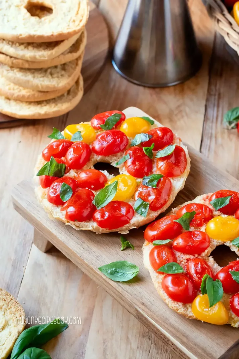 Pane di Napoli: Storia, Lieviti e le Ricette con Pane e Pomodoro che Cambiano la Colazione