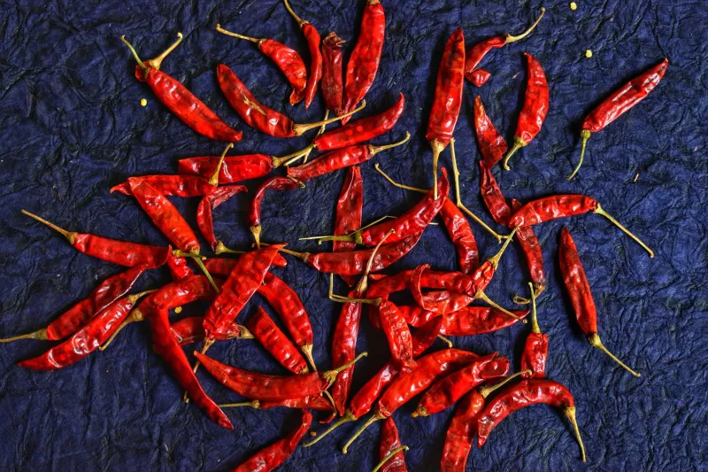 Fuoco e Sapore: Il Peperoncino Napoletano tra Tradizione, Olio Piccante e Segreti di Famiglia