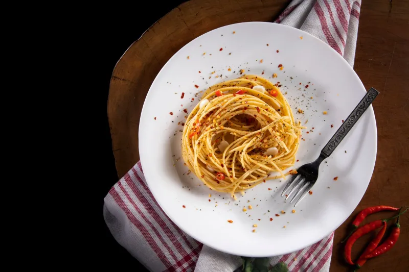 Spaghetti Bruciati e Croccanti: Come un Piatto Siciliano Sta Facendo Discutere le Cucine di Napoli