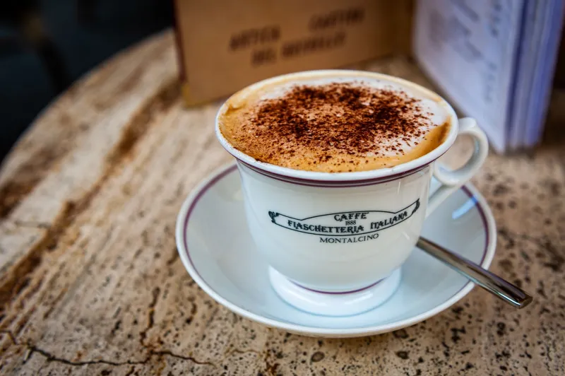 Tazzulella d'o Café: Perché a Napoli il Caffè è Molto Più di una Bevanda